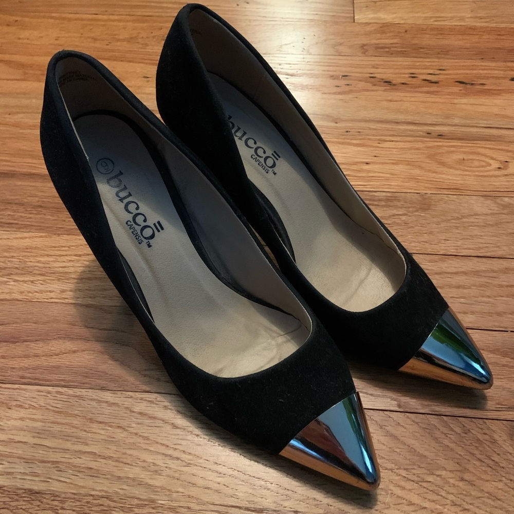 Gorgeous black heels with gold tip